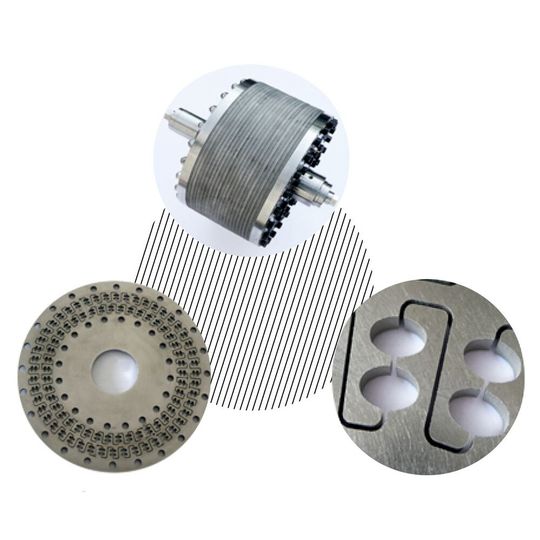 Abb. 2 Statt einer gepackten Säule ist das Herzstück der CPC ein Stack aus Drehscheiben (oben). Jede Scheibe (l.) ist durchsetzt von einem Pfad aus Kanälen und kleinen Kammern (r.). Jede Kammer fungiert wie ein eigener Extraktionszylinder.(Bild:  Gilson)