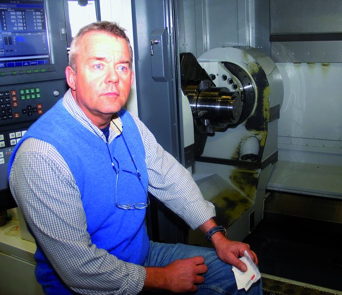 Firmenchef Michael Maske: „Im Durchschnitt wird an jeder Maschine stündlich die Kühlschmierstoffmenge umgewälzt, bei dieser Mori Seiki NH 8000 DCG sind das 1600 l. Die Qualität der Emulsion entspricht so zu jeder Zeit der der Erstbefüllung.“ (Archiv: Vogel Business Media)