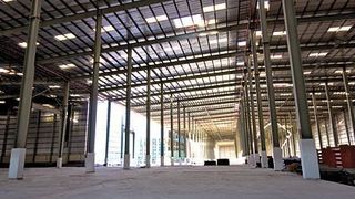 Im Joint Venture Rudolph & Hellmann Automotive (RHA, im Bild das neue Parts Distribution Center in Dubai) vereinigen die Rudolph Logistik Gruppe, Baunatal, und Hellmann Worldwide Logistics, Dubai, ihre internationale Automobillogistik. Bild: Hellmann (Archiv: Vogel Business Media)