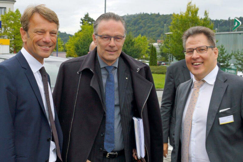 Renault-Qualitätschef Christian Vandenhende (Mitte) und Renault-Vorstand Uwe Hochgeschurtz (li.) schauten bei Wahl vorbei.  (Wahl)