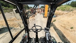 Joystick oder Lenkrad? Fahrer können wählen – alle Sicherheitsanforderungen werden erfüllt. (Bild: Eaton/Liebherr)