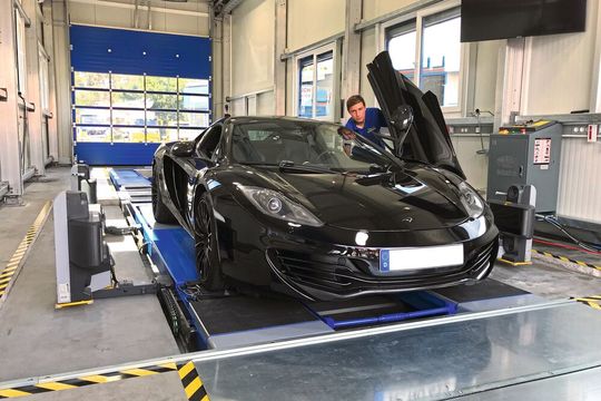 Autos wie dieser McLaren sind öfter in den Schwanfelder’schen Werkshallen zu finden. Jonas Schwanfelder bereitet hier eine felgenschonende Vermessung mit Beissbarths Touchless vor.(Bild:  Holz/»kfz-betrieb«)