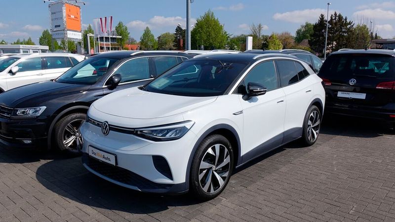 E-Fahrzeuge sind auf Gebrauchtwagenplätzen keine Kundenmagneten.(Bild:  Rosenow / »kfz-betrieb«)