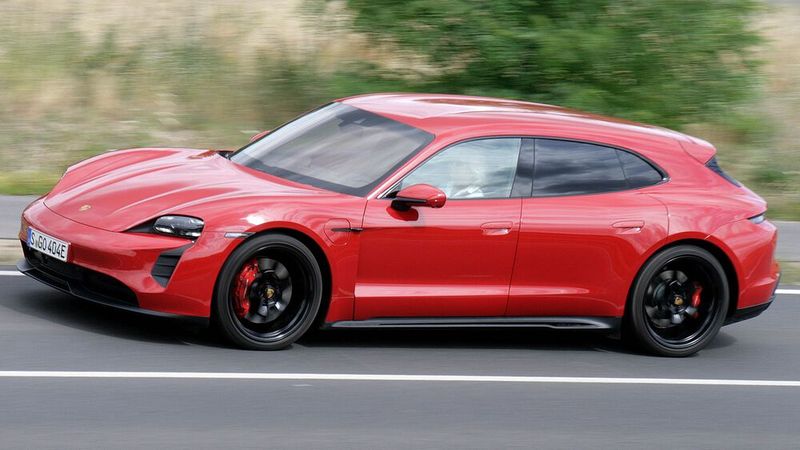 Bei GPS-gemessenen 252 km/h beendete die Elektronik den Vortrieb des Testwagens. (Bild: Axel F. Busse)