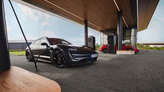 Die Porsche Charging Lounge in Bingen ist fast wie aus einem Design-Buch. (Bild: Porsche)