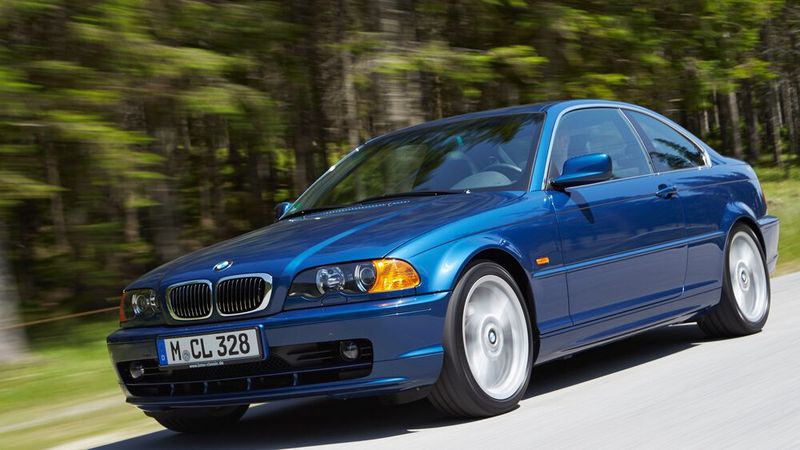 Die Baureihe E46 ist die vierte 3er-Reihe des Automobilherstellers BMW. Die Mittelklasse-Baureihe wurde im März 1998 als Nachfolger der Baureihe E36 vorgestellt und war , wie bei BMW üblich, zunächst nur als Limousine lieferbar. Im April 1999 schob man das Coupé sowie kurz darauf den Sechszylinder-Dieselmotor M57 nach, der zunächst nur in der Limousine sowie in dem im Oktober 1999 erschienenen und bei BMW traditionell Touring genannten Kombi erhältlich war. Im April 2000 folgte das Cabriolet. Im Juni 2000 erschien mit dem 330i der erste M54-Motor, im Herbst wurden auch die anderen M52TU-Sechszylinder von leistungsstärkeren M54-Versionen abgelöst. Zusammen mit den M54-Motoren kamen auch die Modelle mit Allradantrieb mit der Zusatzbezeichnung xi (Ottomotor) oder xd (Dieselmotor).  (Bild: BMW AG)