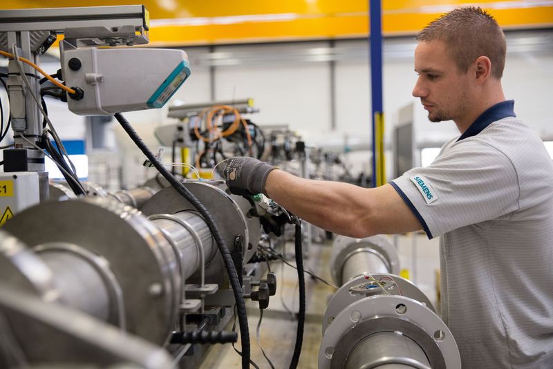 Siemens bietet einen neuen Service zur Überprüfung von Messgeräten in der Prozessinstrumentierung. Damit lassen sich die Zuverlässigkeit, Verfügbarkeit und die Lebensdauer von Feldanlagen erhöhen und so eine hohe Produktqualität sicherstellen. (Bild: Siemens)