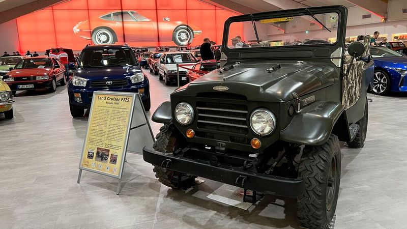 Der Toyota BJ Jeep mutierte 1955 zum Land Cruiser: der erste weltweite Bestseller made in Japan. Im Bild ein früher Land Cruiser als Gaststar in der Toyota Collection. 1954 wurde der BJ in Land Cruiser umbenannt und feierte sein internationales Debüt. Er sollte für den Export ziviler aussehen als der BJ. Die markanten Scheinwerfer der J2-Typen waren bereits in die Karosserie integriert und nicht mehr frei stehend auf den Kotflügeln montiert.  (Bild: Toyota)