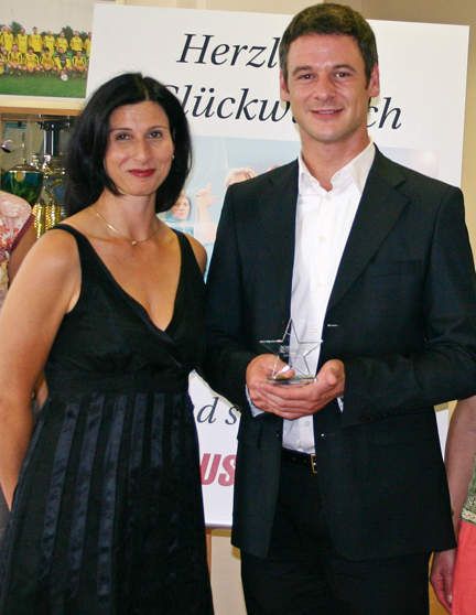 Thorsten Schuberth von Check Point heimste ebenfalls einen Sieg im Doppelpack ein: Er wurde von den Teilnehmern des Virtualisierung & Cloud-Computing-Kongresses für den Best-Presentation- und den Best-Value-Award (nachmittags) gekürt. Daniela Schilling von der IT-BUSINESS Akademie gratulierte ihm zu dieser Auszeichnung. (Archiv: Vogel Business Media)