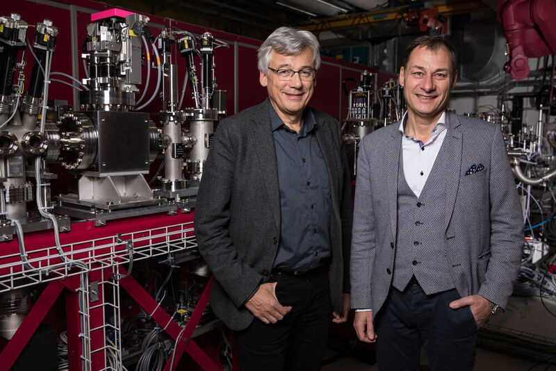 Die SwissFEL-Projektleiter Hans Braun (l.) und Luc Patthey vor der Experimentierstation, an der das Experiment stattgefunden hat.  (Paul Scherrer Institut/Mahir Dzambegovic)