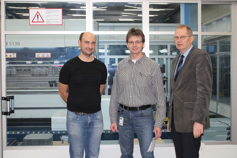 Für sie ist der Roboter eine gute Entlastung (v.l.): Maschinenbediener Rainer Stegbauer, Meister Markus Jordan und Sykatec-Geschäftsführer Gerd-Friedrich Witthus. (Bild: Itasse)
