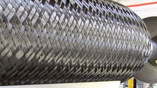 Mit den von BBG entwickelten HD-RTM-Werkzeugen können kompakte CFK-Tanks flexibel in verschiedenen Größen produziert werden. Zuerst werden dazu die inneren Hüllen der Zylinder, die Liner, mit Carbonfaser umflochten.  (BBG)