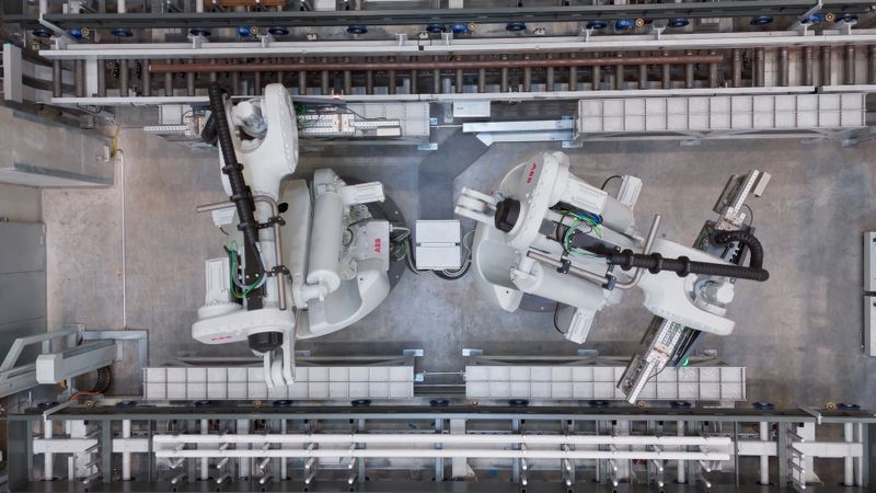 Die neue Anlage verfügt über zwei Sägeplätze, die von zwei ABB-Sechsachsrobotern vom Typ IRB 8700 bedient werden. (Bild: ABB Robotics)