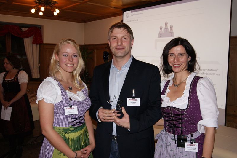 Eva Kanzler & Daniela Schilling (IT-BUSINESS Akademie) überreichten Thomas Nemitz den Award für »Best Presentation«. (Archiv: Vogel Business Media)