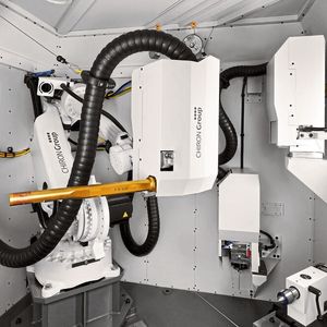 Fliegender Wechsel: Die additiv fertigende Maschine AM Cube kann in einer  Bearbeitungsfolge bis zu drei Auftragsköpfe zum Auftragen von Pulver oder Zuführen von Draht einwechseln. 