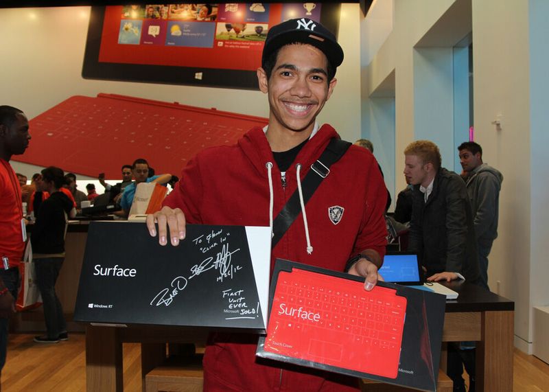 26.10.2012: Das erste von Microsoft designte Surface kommt auf den Markt; im Bild ist Glenn, der das erste Gerät in einem Microsoft Pop-up Store in New York erstanden hat. (Bild: Microsoft)