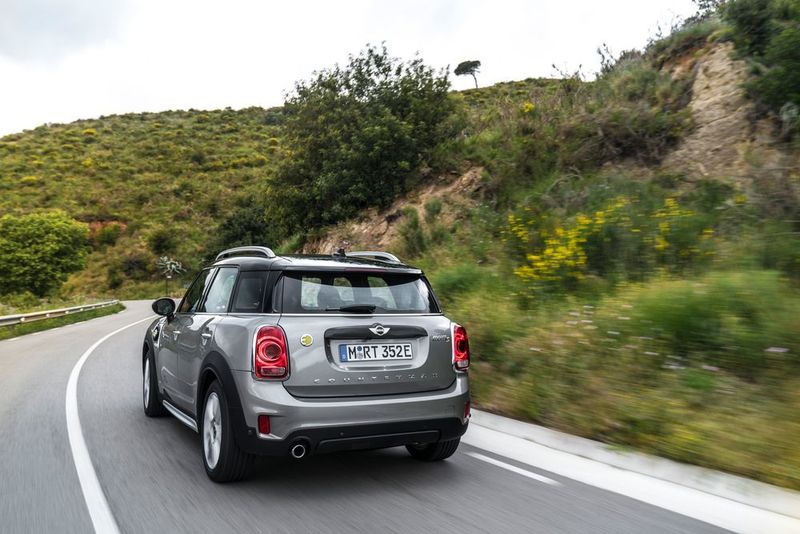 Ein Benziner und ein E-Motor liefern insgesamt 224 PS. (Mini)