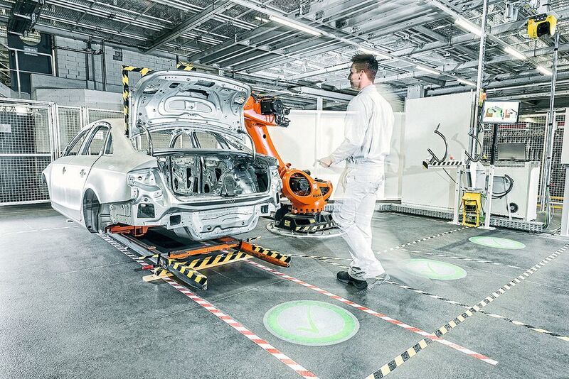 Schutzzäune braucht es nicht mehr, Laserscanner überwachen alle Bewegungen und gewähren eine sichere Zusammenarbeit. (Audi)