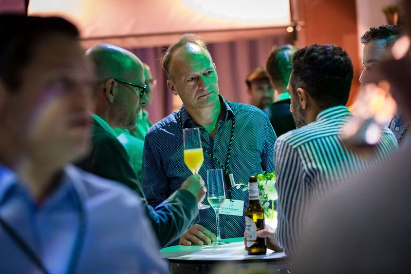 Bei der Abendveranstaltung am Vorabend der Veranstaltung im Maschinenhaus des Bürgerbräus Würzburg kamen bereits zahlreiche Teilnehmer bei gutem Essen und Trinken zusammen. Bereits hier gab es regen Austausch.  (Bild: Stefan Bausewein)