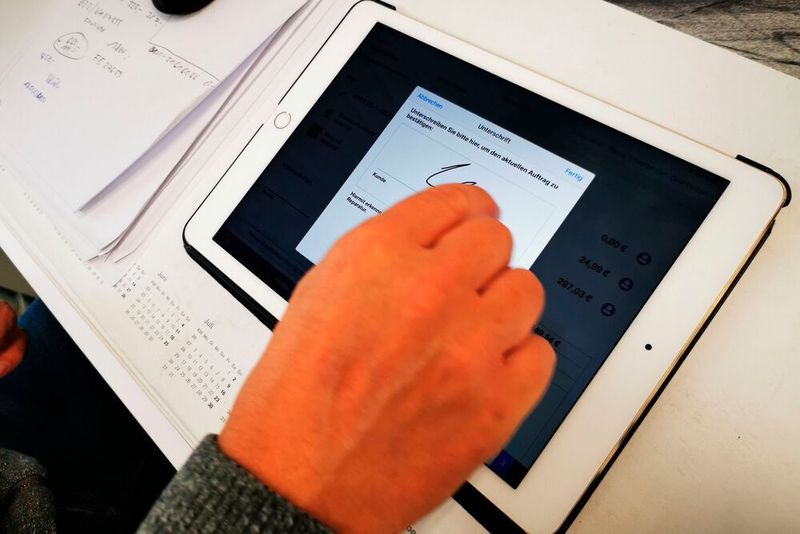 Auch das Wichtigste, die Kundenunterschrift, erfolgt digital. (Holz / »kfz-betrieb«)