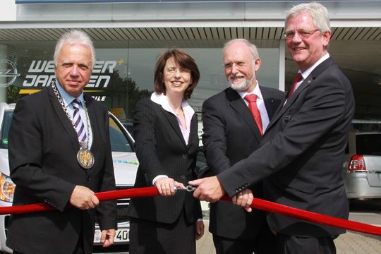 Heiner H. Janssen (rechts), Verkaufs-Chefin Imelda Labbé und die Bürgermeister von Kalkar und Kleve, Theodor Brauer und Gerard Fonck (links), geben das Startsignal für den neuen Opel-Betrieb am Niederrhein. (Archiv: Vogel Business Media)