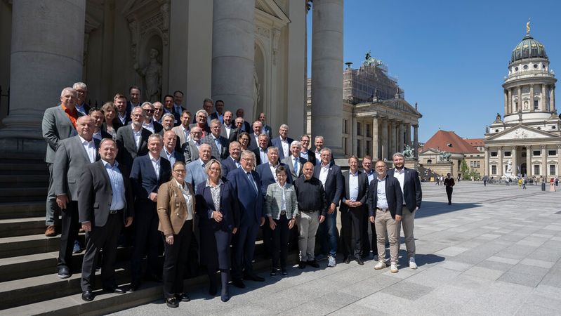 Suchen gemeinsam den Weg aus der Verbandskrise in eine tragfähige Zukunft: In Berlin trafen sich Vertreter von ZDK und ZVK, um die Verhandlungen zur Trennung ihrer Geschäftsstellen zu führen. (Bild:  ZDK)