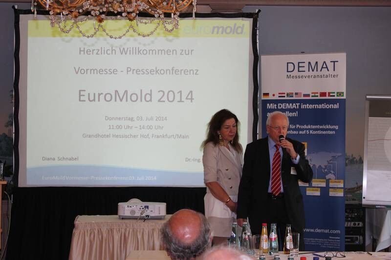 Diana Schnabel und Dr.-Ing. Eberhard Döring begrüßen die Gäste zur Vorpressekonferenz der Euromold 2014 in Frankfurt. (Bild: Demat)