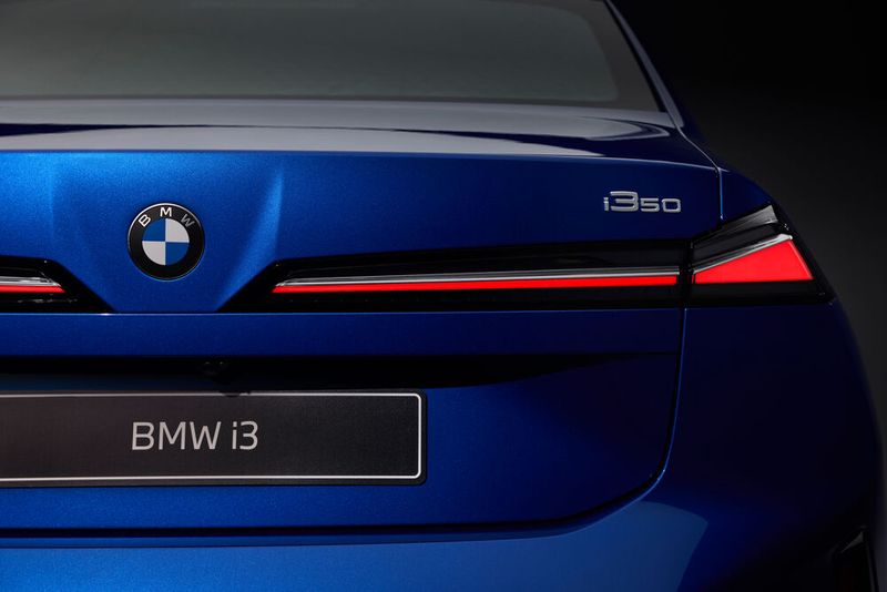 Der i3 kommt im Herbst 2026 zu den Händlern. Die Preisliste beginnt vermutlich bei rund 65.000 Euro. (Bild: BMW)