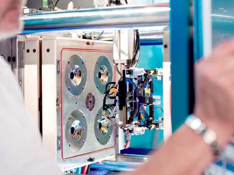 Durch eine bedienerfreundliche, einfach durchzuführende, mechanische Einstellung des Nadelspaltes, ist es dem Bediener möglich, die Wärmeeinleitung über Friktion ins Material exakt zu steuern, wie die Maplan-Experten beschreiben. (Bild: Maplan)
