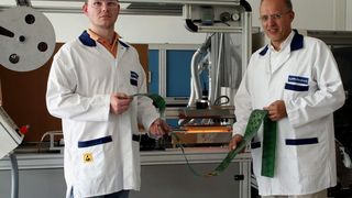 Produktionsleiter Roland Kraft (l.) und Manfred Fink, Geschäftsführer LM-Electronic (Archiv: Vogel Business Media)