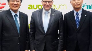 Yoshimasa Ishii, Präsident von Toyota Boshoku; Martin Hirzel, CEO von Autoneum; und Makio Sakai, Präsident & COO von Nittoku (v. li.), beschließen die künftige Zusammenarbeit der drei Unternehmen im Bereich der Fahrzeugakustik. (Autoneum)