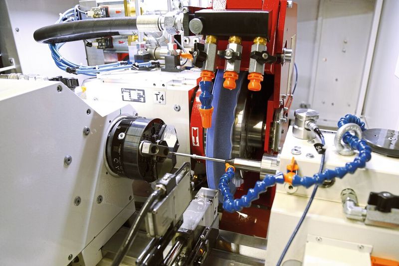 Blick in die S33 mit Schleifspindelstock, der hier über zwei Aussenrundschleifscheiben verfügt. Modular wäre noch eine Innenschleifspindel zusätzlich  integrier­bar.  (Bild: Matthias Böhm)