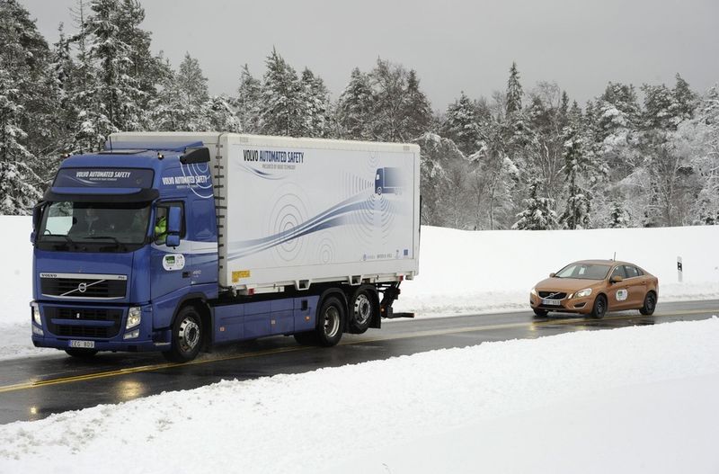 «Platooning» sera certainement la nouvelle manière de conduire sur les autoroutes d’ici et d’ailleurs dans moins de dix ans. Le projet européen SARTRE a conduit récemment la première démonstration concluante de cette nouvelle technique. Le Platooning s’assimile à la caravane d’antan avec un véhicule leader en tête, en l’occurrence le camion de sécurité Volvo, suivi par plusieurs véhicules. (Image: Volvo)