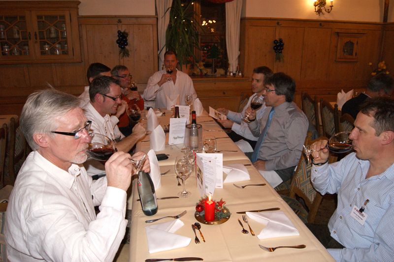 Mit einem guten reinsortigen Rotwein aus Österreich wurde auf einen schönen Abend angestoßen und das Beiratstreffen eröffnet. (Archiv: Vogel Business Media)