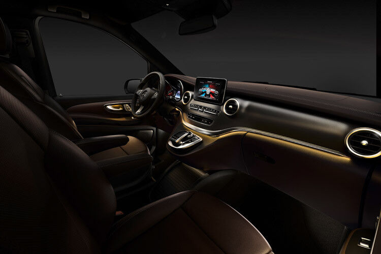 Eine Ambiente-Beleuchtung soll für stimmungsvolles Licht im Innenraum sorgen. (Foto: Daimler)