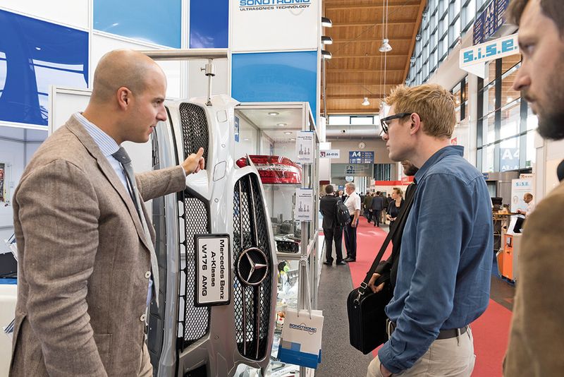 International und doch nicht abgehoben: Zeit für ein Fachgespräch nehmen sich die Aussteller der Fakuma stets gerne, auch wenn die Interessierten noch Schüler oder Studenten sind. (Bild: Schall)