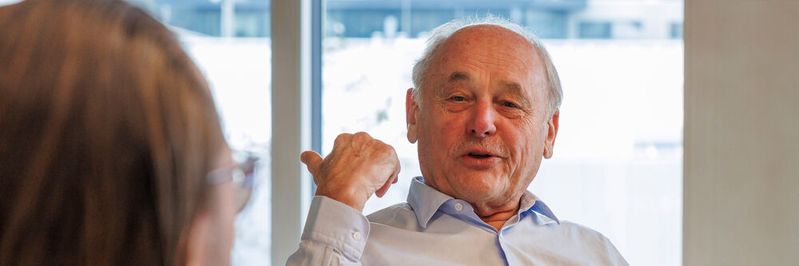 Günter Müller hat Cadfem in den 1980er-Jahren gegründet und beschreibt Benedikt Hofmann die Anfangsjahre und den Weg in die Gegenwart.(Bild:  Cadfem / Nadine Wilhelm Fotografie)