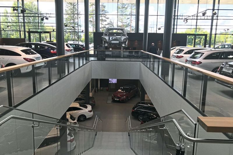 Natürlich sind auch Neuwagen zu sehen: Das Ausstellungskonzept ist durch helle Räume gekennzeichnet.  (Bild: Hostnik)