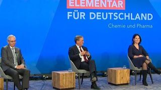 Die Moderation sprach vom Duell, doch rauchende Colts gab es in Düsseldorf keine, aller Differenzen zum Trotz. (PROCESS)