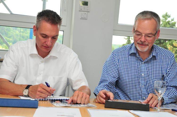 Kontrolle auf Papier und mit dem iPad: Wolfgang Michel und Frank Leclaire analysieren zweigleisig. (Foto: Richter)