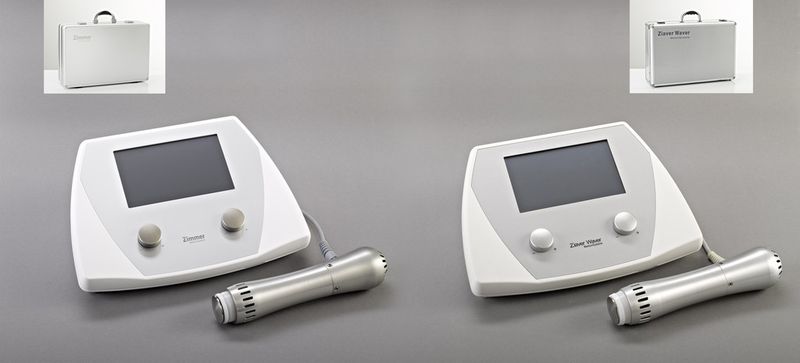Der 1. Preis geht an einen Produktfälscher aus China für das radiale Stoßwellentherapiegerät Z-Wave für ästhetische Medizinanwendungen. Links ist das Original von Zimmer Medizin-Systeme aus Neu-Ulm zu sehen, rechts das Plagiat der Shenzhen PRT Import Export Co. aus China. (Bild: Aktion Plagiarius e.V.)