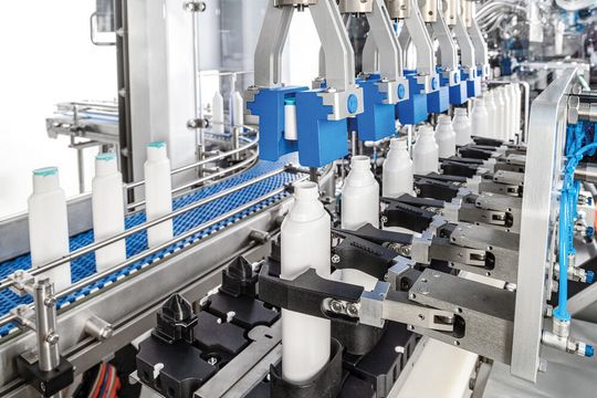 In the case of plastics, many manufacturers are now working with thinner materials or increasing the recycled or biomass content in their packaging. (Source:  Gerhard Schubert)