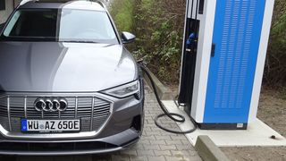 Eine eigene Ladeinfrastruktur wird für Autohäuser an Bedeutung gewinnen. (Seyerlein / »kfz-betrieb«)