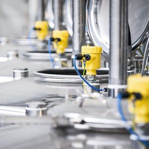 Kontinuierliche Füllstandüberwachung großer Tintenmengen: Die Messwerte der VEGA-Sensoren liefern rechtzeitig eine Warnung, bevor das Produkt den Mindeststand erreicht. (Bild:  Vega)