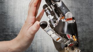 Touch me: Die Roboterhand meldet sensorische Informationen zurück ans Gehirn (University of Chicago)