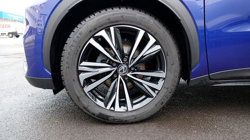 ... der Lexus auf Goodyear Ultragrip Performance SUV.  (Bild: Rosenow – VCG)