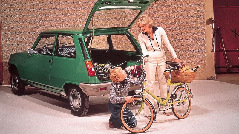 Während beim VW Käfer, trotz neuer Federbeinvorderachse, nicht mal ein richtiger Bierkasten in den Kofferraum passte, zeigte der R5, was ein modernes Fahrzeugkonzept mit tief herunterreichender Heckklappe und umlegbarer Rücksitzbank zu leisten vermag. (Renault)