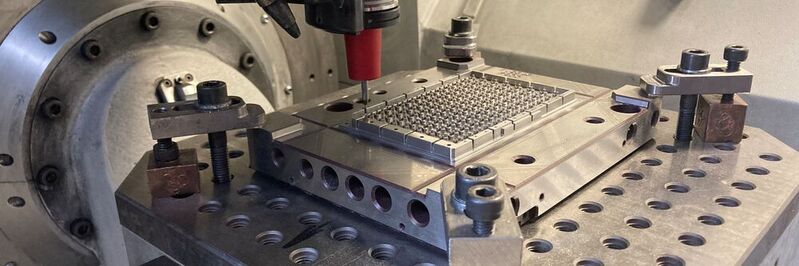 Milling the nozzle side of the Spe-Chip tool on the Röders RXP601DSH: Except for the milling of the gloss surfaces with minimal quantity lubrication, the cooling and chip removal took place exclusively by air, which was supplied via the red air distributor from MHT.