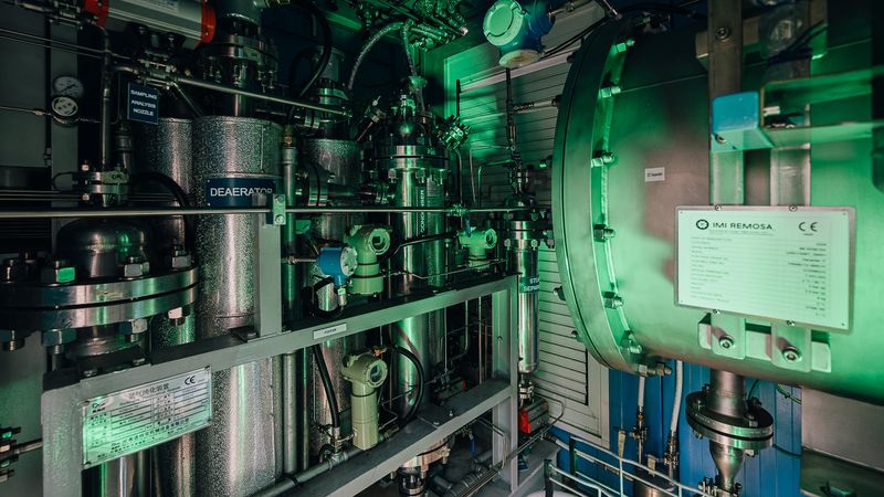 Die Abwärme der Elektrolyse in der Versuchsanlage in Zittau gelangt per Wärmepumpe ins Fernwärmenetz.(Bild:  Paul Glaser/Fraunhofer IEG)