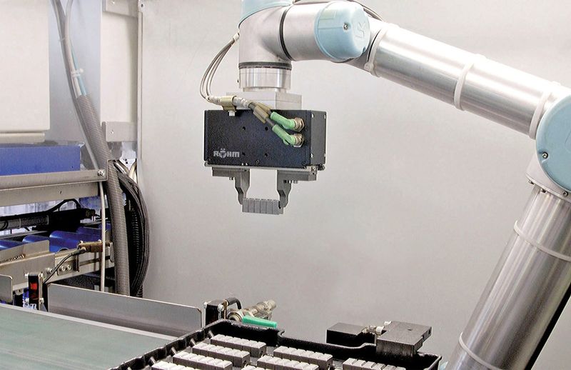 Bild 1: Hat der Elektrogreifer Werkstücke auf der Schiene zwischenplatziert, packt er die ganze Reihe und setzt sie in eine vorbereitete Versandpalette. (Bild: Röhm)